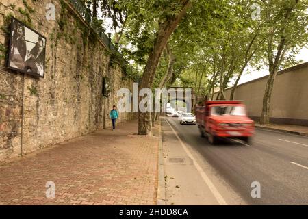 Photos de voitures en longue exposition pendant qu'elles passent la rue, la vie quotidienne, la vie urbaine, les gens, la circulation,marcher les gens à pied Banque D'Images