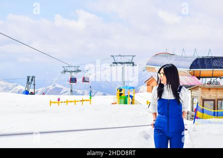 Femme caucasienne Portrait de skieurs sur lève-bébé apprendre à skier dans la station d'hiver.Vacances de ski à Gudauri concept. Banque D'Images