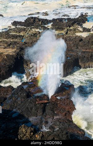 Arc-en-ciel prismatique en vagues écrasant; corne de l'agitation et de la fessée de Devils; Océan Pacifique; sud de Yachats; Oregon, États-Unis. Banque D'Images