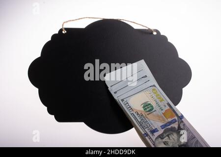 Pile de billets de cent dollars sur une grosse tache d'huile Banque D'Images