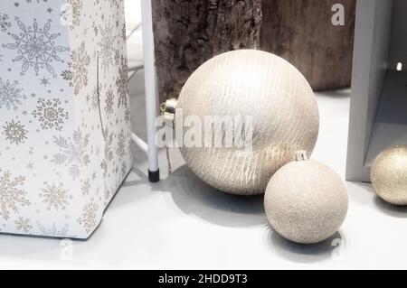 Décorations hivernales étincelantes : boules scintillantes et boîte de cadeaux Banque D'Images
