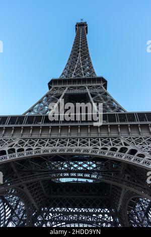 Photo verticale en petit angle de la Tour Eiffel à Paris, France Banque D'Images