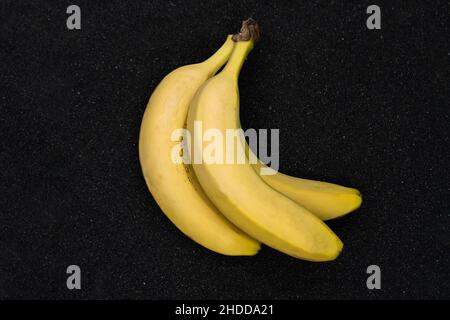 Bouquet de bananes canariennes sur cendres volcaniques.Éruption volcanique de la Palma Banque D'Images