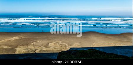 Vue panoramique des visiteurs marchant sur la plage ; Océan Pacifique ; côte de l'Oregon ; Newport ; Oregon ;ÉTATS-UNIS Banque D'Images