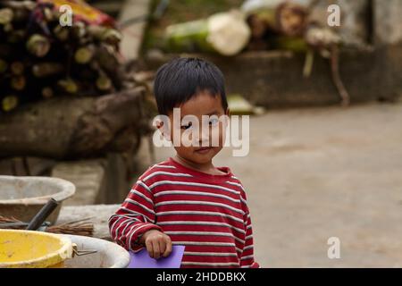 Portrait d'un garçon vietnamien regardant sympa à l'appareil photo Banque D'Images
