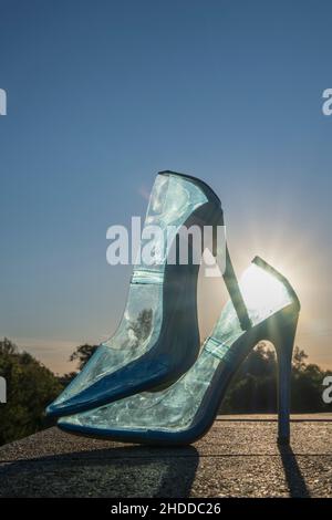 Minnesota, États-Unis.Les épouses des chaussures de mariage avec le soleil qui brille à travers eux. Banque D'Images