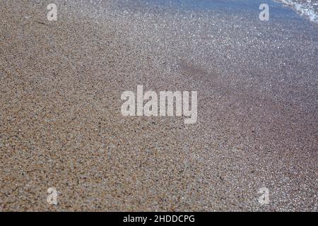 Plages et mer, les vagues de la mer se sont enferlées sur la plage de sable.Arrière-plan Banque D'Images
