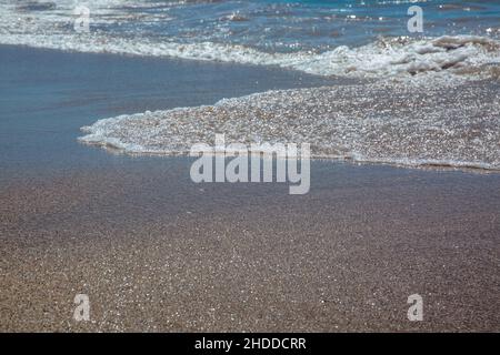 Plages et mer, les vagues de la mer se sont enferlées sur la plage de sable.Arrière-plan Banque D'Images