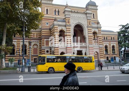 Tbilissi, Géorgie - 10-31-2016:façade du bâtiment de l'opéra national géorgien et du théâtre de ballet Banque D'Images