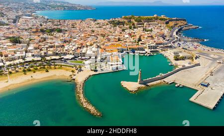 Vieux port de Réthymnon avec bars et restaurants, Crète, Grèce Banque D'Images