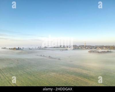 Patrington Mist - vue sur le village de Patrington, au Royaume-Uni, un matin brumeux Banque D'Images