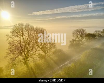 Patrington Mist - vue sur le village de Patrington, au Royaume-Uni, un matin brumeux Banque D'Images