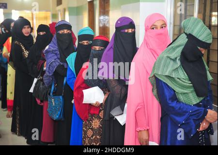 Sylhet, Bangladesh.05th janvier 2022.Les femmes font la queue pour recevoir la dose de rappel au cours d'une campagne nationale visant à réduire le risque de contagion contre la maladie de Covid-19 à l'intérieur du M A G Osmani Medical College & Hospital vaccine Centre.Le 5 janvier 2021 à Sylhet, Bangladesh.(Photo de MD Rafayat Haque Khan/ Eyepix Group) crédit: EYEPIX Group/Alamy Live News Banque D'Images