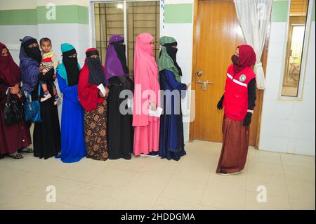 Sylhet, Bangladesh.05th janvier 2022.Les femmes font la queue pour recevoir la dose de rappel au cours d'une campagne nationale visant à réduire le risque de contagion contre la maladie de Covid-19 à l'intérieur du M A G Osmani Medical College & Hospital vaccine Centre.Le 5 janvier 2021 à Sylhet, Bangladesh.(Photo de MD Rafayat Haque Khan/ Eyepix Group) crédit: EYEPIX Group/Alamy Live News Banque D'Images