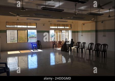 Sylhet, Bangladesh.05th janvier 2022.Une femme est assise sur une chaise après avoir reçu la dose de rappel lors d'une campagne nationale visant à réduire le risque de contagion contre la maladie de Covid-19 au sein du Centre de vaccination de l'Hôpital et du Collège médical M A G Osmani.Le 5 janvier 2021 à Sylhet, Bangladesh.(Photo de MD Rafayat Haque Khan/ Eyepix Group) crédit: EYEPIX Group/Alamy Live News Banque D'Images