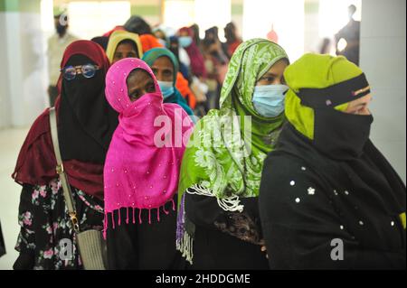 Sylhet, Bangladesh.05th janvier 2022.Les femmes font la queue pour recevoir la dose de rappel au cours d'une campagne nationale visant à réduire le risque de contagion contre la maladie de Covid-19 à l'intérieur du M A G Osmani Medical College & Hospital vaccine Centre.Le 5 janvier 2021 à Sylhet, Bangladesh.(Photo de MD Rafayat Haque Khan/ Eyepix Group) crédit: EYEPIX Group/Alamy Live News Banque D'Images