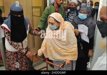 Sylhet, Bangladesh.05th janvier 2022.Une personne âgée arrive au M A G Osmani Medical College & Hospital vaccine Centre pour recevoir une dose de rappel afin de réduire le risque de contagion contre la maladie de Covid-19.Le 5 janvier 2021 à Sylhet, Bangladesh.(Photo de MD Rafayat Haque Khan/ Eyepix Group) crédit: EYEPIX Group/Alamy Live News Banque D'Images