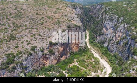 Vue aérienne du canyon sur la plage de Gjipe, Himara, Albanie, Riviera albanaise Banque D'Images