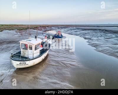 Petits bateaux de pêche amarrés dans le Yorkshire Inlet privé Banque D'Images