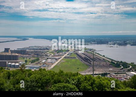 Vue d'ensemble du port industriel et du pont John A. Blatnik menant de Duluth, Minnesota, à Superior, Wisconsin. Banque D'Images