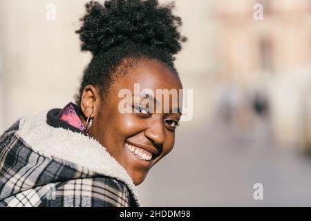 Portrait d'une jeune femme africaine souriant à l'appareil photo Banque D'Images