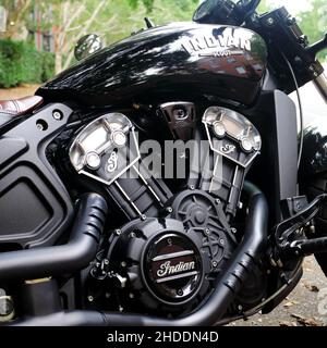 Gros plan de la moto Indian Scout noire à moteur double 1133cc V refroidi par liquide Banque D'Images