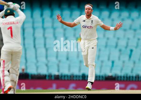 Sydney, Australie.06th janvier 2022.Stuart Broad, d'Angleterre, s'est mis à la pétanque lors du match de test des Ashes 4th entre l'Australie et l'Angleterre au Sydney Cricket Ground, Sydney, Australie, le 6 janvier 2022.Photo de Peter Dovgan.Utilisation éditoriale uniquement, licence requise pour une utilisation commerciale.Aucune utilisation dans les Paris, les jeux ou les publications d'un seul club/ligue/joueur.Crédit : UK Sports pics Ltd/Alay Live News Banque D'Images