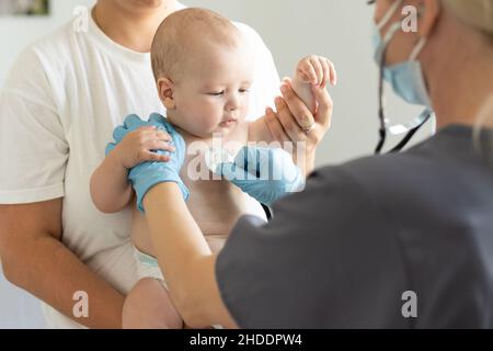 Médecin donnant bébé fille de vérifier dans le bureau du médecin Banque D'Images