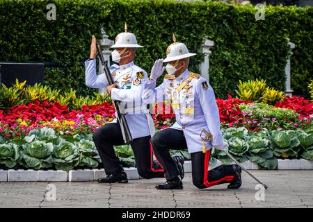 Bangkok, Thaïlande.28th décembre 2021.Les gardes royales thaïlandaises répètent avant l'arrivée du roi Maha Vajiralongkorn et de la reine Suthida de Thaïlande pendant la cérémonie.les supporters et les gardes royaux se réunissent pour se préparer à l'arrivée de la famille royale thaïlandaise pour commémorer l'anniversaire du couronnement du roi Taksin le Grand.Crédit : SOPA Images Limited/Alamy Live News Banque D'Images