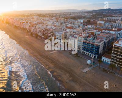 Vue panoramique aérienne de la côte à Calafell avec vue sur des blocs d'appartements Banque D'Images