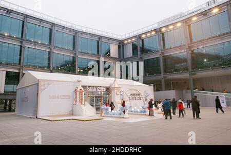 SHANGHAI, CHINE - le 1 JANVIER 2022 - Une boutique flash Bilibili Magic Garden à l'intérieur du pavillon de France de l'exposition universelle à Shanghai, Chine, le 1 janvier 2022. Banque D'Images