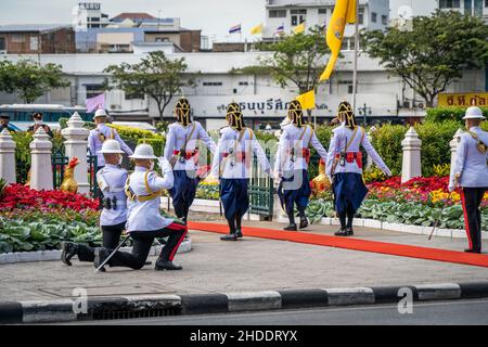 Bangkok, Thaïlande.28th décembre 2021.Les gardes royales thaïlandaises répètent avant l'arrivée du roi Maha Vajiralongkorn et de la reine Suthida de Thaïlande pendant la cérémonie.les supporters et les gardes royaux se réunissent pour se préparer à l'arrivée de la famille royale thaïlandaise pour commémorer l'anniversaire du couronnement du roi Taksin le Grand.(Photo par Matt Hunt/SOPA Images/Sipa USA) crédit: SIPA USA/Alay Live News Banque D'Images