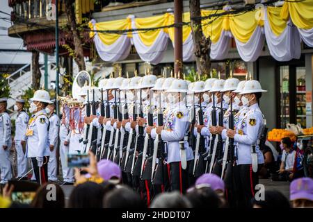Bangkok, Thaïlande.28th décembre 2021.La Garde royale thaïe s'établit avant l'arrivée du roi Maha Vajiralongkorn et de la reine Suthida de Thaïlande pendant la cérémonie.les supporters et les gardes royaux se réunissent pour préparer l'arrivée de la famille royale thaïlandaise pour commémorer l'anniversaire du couronnement du roi Taksin le Grand.(Photo par Matt Hunt/SOPA Images/Sipa USA) crédit: SIPA USA/Alay Live News Banque D'Images