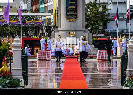 Bangkok, Thaïlande.28th décembre 2021.Les gardes royales thaïlandaises répètent avant l'arrivée du roi Maha Vajiralongkorn et de la reine Suthida de Thaïlande pendant la cérémonie.les supporters et les gardes royaux se réunissent pour se préparer à l'arrivée de la famille royale thaïlandaise pour commémorer l'anniversaire du couronnement du roi Taksin le Grand.(Photo par Matt Hunt/SOPA Images/Sipa USA) crédit: SIPA USA/Alay Live News Banque D'Images
