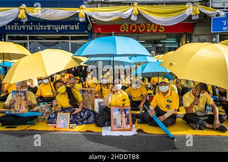 Bangkok, Thaïlande.28th décembre 2021.Les partisans de la famille royale thaïlandaise posent avec des photos du roi Maha Vajiralongkorn et de la reine Suthida de Thaïlande pendant la cérémonie.les supporters et les gardes royaux se réunissent pour préparer l'arrivée de la famille royale thaïlandaise pour commémorer le couronnement du roi Taksin le Grand.(Photo par Matt Hunt/SOPA Images/Sipa USA) crédit: SIPA USA/Alay Live News Banque D'Images