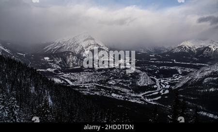 Banff, Canada - 21 2021 décembre : vue panoramique du sentier du mont Sulphur à Banff, en Alberta Banque D'Images