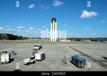 Tour de contrôle de la circulation aérienne avec véhicules de service sur la jetée et le tarmac à l'aéroport Savannah-Hilton Head de Savannah, Géorgie, États-Unis. Banque D'Images