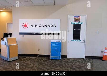 Nom et logo d'Air Canada à côté d'une porte d'enregistrement à l'intérieur de l'aéroport Savannah-Hilton Head; Savannah, Géorgie, États-Unis; terminal d'aéroport vide. Banque D'Images