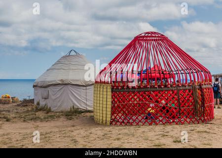 ISSYK KUL, KIRGHIZISTAN - 15 JUILLET 2018 : yourte traditionnel en construction à l'Ethnofestival Teskey Jeek, sur la côte du lac Issyk Kul à Kirghizst Banque D'Images