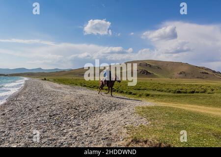 SONG KUL, KIRGHIZISTAN - 23 JUILLET 2018 : cavalier près du lac Song Kul, Kirghizistan Banque D'Images