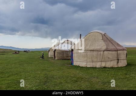 SONG KUL, KIRGHIZISTAN - 23 JUILLET 2018 : camp de yurt près du lac Song Kul, Kirghizistan Banque D'Images