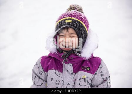 Lake Louise, Canada - décembre 23 2021 : les filles palisaient de la neige sur le lac Louise gelé Banque D'Images