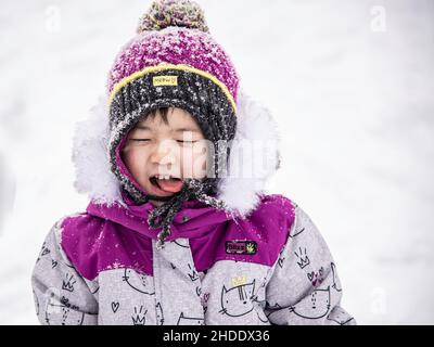 Lake Louise, Canada - décembre 23 2021 : les filles palisaient de la neige sur le lac Louise gelé Banque D'Images