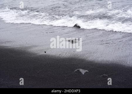 La plage de sable noir de Big Island, Hawaï Banque D'Images