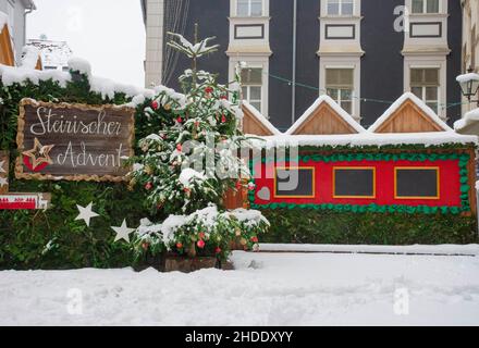 L'Avent styrien (l'Avent Steirischer), un beau marché de Noël dans le centre-ville de Graz, la région de Styrie, en Autriche, dans une belle journée enneigée d'hiver Banque D'Images