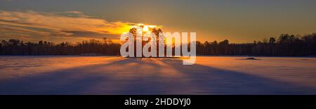 Lever du soleil sur le Chippewa Flowage dans le nord du Wisconsin. Banque D'Images
