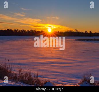 Lever du soleil sur le Chippewa Flowage dans le nord du Wisconsin. Banque D'Images
