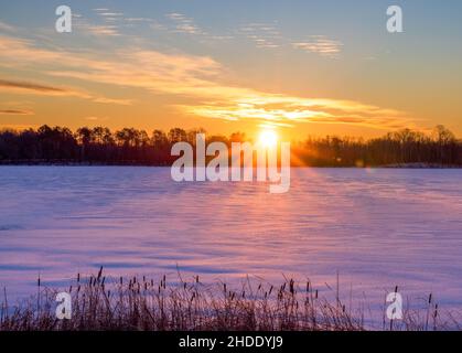 Lever du soleil sur le Chippewa Flowage dans le nord du Wisconsin. Banque D'Images