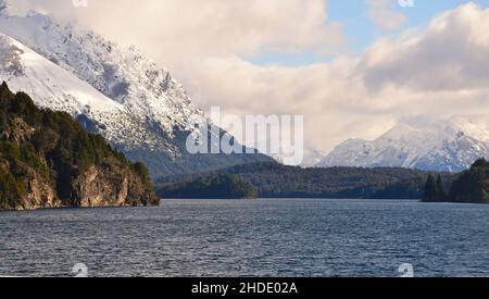 vue sur les montagnes enneigées et le lac depuis le pont du lac moreno dans le circuit chico, bariloche, patagonie argentine Banque D'Images