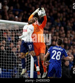 Londres, Grande-Bretagne.5th janvier 2022.Kepa Arrizabalaga, gardien de but de Chelsea (en haut R), est en compagnie de Lucas Moura, de Tottenham Hotspur, lors de la première étape de la demi-finale de la coupe EFL entre Chelsea et Tottenham Hotspur, à Londres, en Grande-Bretagne, le 5 janvier 2022.Crédit : Li Ying/Xinhua/Alay Live News Banque D'Images